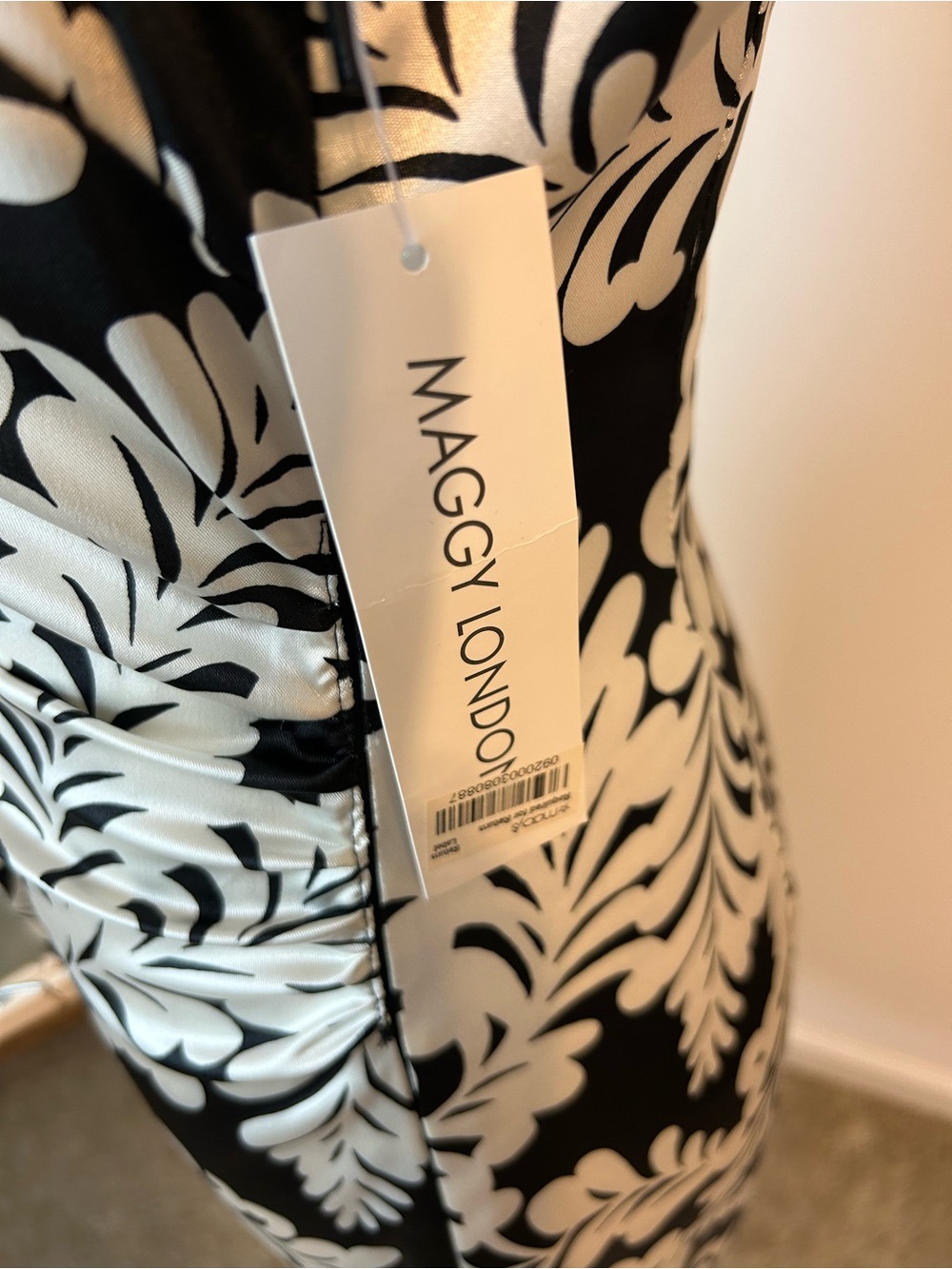 NWT Maggy London Black Ivory Scroll Print Ruched Sheath Dress Size 10 - Picture 6 of 6